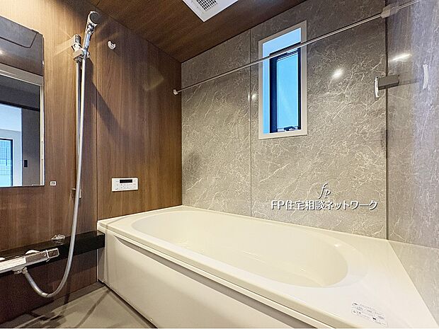 【その他内観】【類似外観同仕様】木目調パネルと石目柄のアクセントが調和した、ホテルライクなバスルーム。落ち着いた雰囲気の中で、一日の疲れを癒す贅沢な時間を過ごせます。