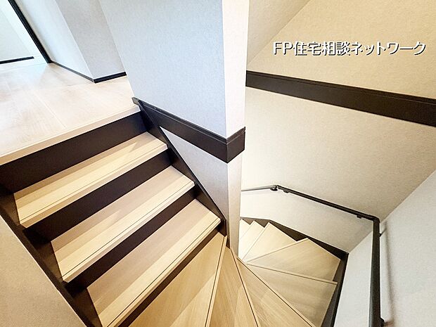 【その他内観】【階段】 類似同仕様、施工例のため分譲中の建物とは外壁、屋根開口部等の形状・仕様が異なります。