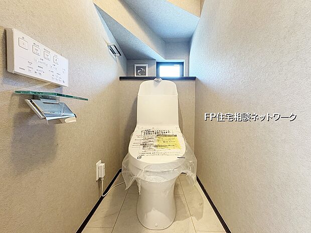 【トイレ】【トイレ】 類似同仕様、施工例のため分譲中の建物とは外壁、屋根開口部等の形状・仕様が異なります。