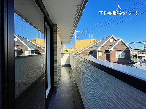 【バルコニー】晴れた日には洗濯物も気持ちよく乾く、陽当たり自慢のバルコニー。