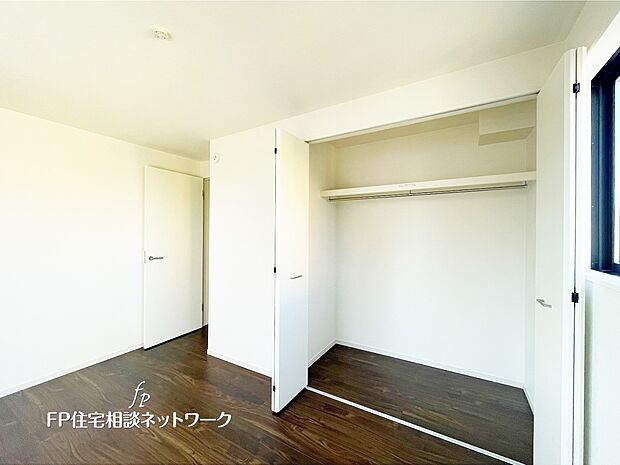 【収納】大容量のクローゼット付きで、衣類や小物もすっきり整理。お部屋を広々使えます。