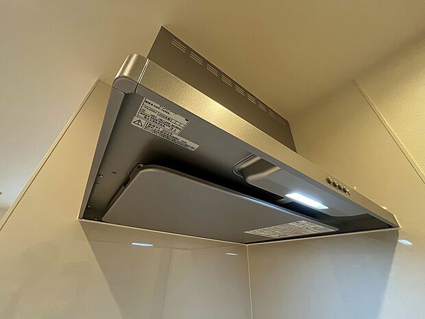 【換気扇】従来タイプよりも換気効果に優れ、フィルター交換もお掃除も容易になりました。