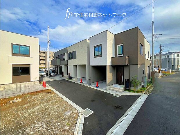 【前面道路含む現地写真】閑静で穏やかな住環境。暮らす人を優しく包み込むくつろぎの家。一戸建てを中心とした緑の多く残るエリアで、子育て世代にも嬉しい環境です。