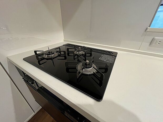 【三口ガスコンロ】同仕様設備：慣れている方も多く、火力が目に見えるため、使いやすいという方も多い、3口のガスコンロ仕様です。