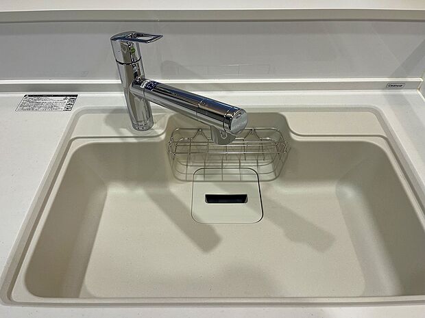 【浄水器一体型水栓】同仕様設備：浄水と水道水を切り替えて使用できるスッキリとしたデザインの浄水器一体型水栓。ヘッドを引き出して使えるのでお料理はもちろんシンクの掃除が容易です。