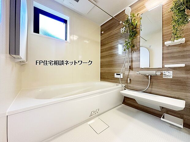 【浴室】一日の疲れを癒す、落ち着いたプライベート空間。 木目調のアクセントパネルと大きな浴槽が贅沢なバスタイムを演出。お手入れしやすい機能も充実した、最新のシステムバスです。