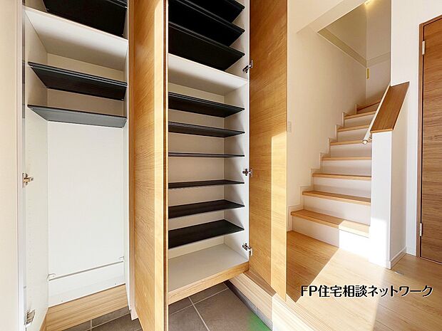 【収納】同仕様:大容量のシューズクローゼットが魅力の明るい玄関。家族の靴もしっかり収納でき、いつでもすっきりとした空間をキープできます。階段へ続く動線もスムーズで使い勝手の良い設計です。