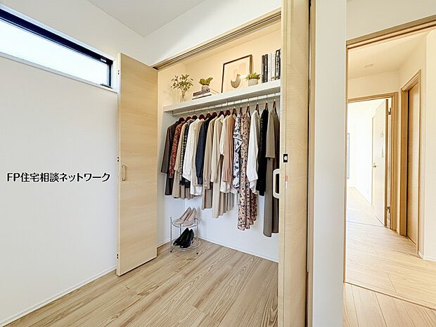 【その他内観】【クローゼット】  類似外観同仕様、施工例のため分譲中の建物とは外壁、屋根開口部等の形状・仕様が異なります。