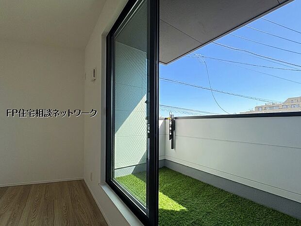 【バルコニー】【LDKバルコニー】 本画像はAIがCGで芝を作成しており、実際の現地に芝は設置されておりません。また、販売価格に芝等は含まれておりません。
