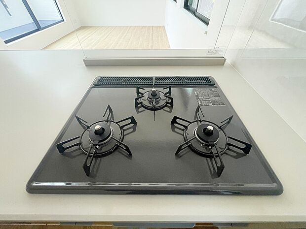 【3口ガスコンロ】同仕様設備：同時並行で調理しやすい3口コンロです。お料理を同時にすすめることができ、料理時間の短縮にもなります。