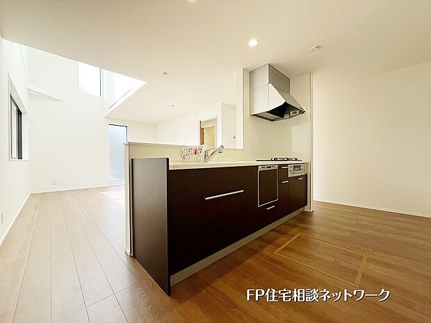 【キッチン】【キッチン】対面キッチンはリビングと一体感があり、家族の様子を見守りながら家事ができます。吹抜けの光が届くLDK18.4帖です。