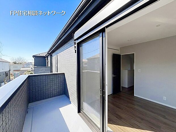 【バルコニー】【バルコニ】  心地よい風が通り抜けるワイドバルコニー。周囲に高い建物がないため、確かな開放感と陽当りを享受できます。お洗濯物はもちろん、ちょっとした外気浴にも最適なスペース。