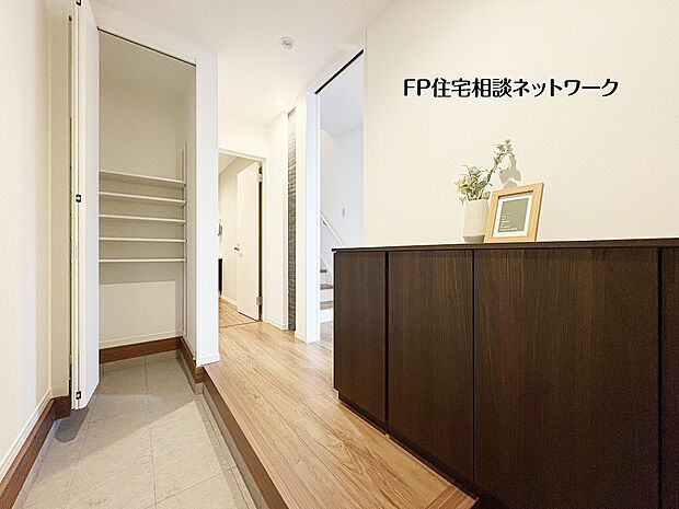 【玄関】【玄関】  玄関には高さのある収納と可動棚付きのスペースを確保。靴や備品をすっきり収められ、帰宅時の動線も整えやすい設計です。