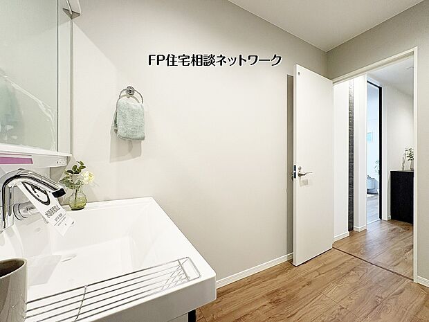 【洗面台・洗面所】【洗面脱衣室】  清潔感あふれる白を基調とした洗面脱衣室。ゆとりある広さと、家事動線に配慮した間取りが魅力です。毎日の身支度をスムーズに、心穏やかなひとときを演出する心地よい空間です。