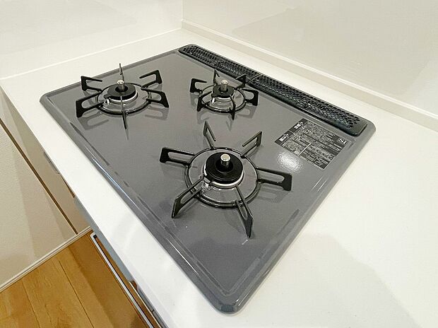 【3口ガスコンロ】慣れている方も多く、火力が目に見えるため、使いやすいという方も多い、3口のガスコンロ仕様です。