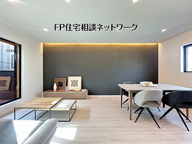 【リビング】【LDK18.3帖】 ダイニングからリビングまで視線が抜けるLDKは、家具配置もしやすいすっきりとした動線設計。空間に広がりを感じながら、家族それぞれが心地よく過ごせます。