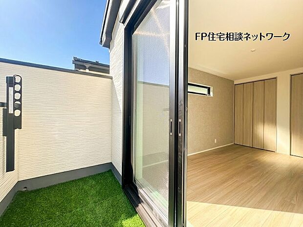 【バルコニー】【2階バルコニー】 本画像はAIがCGで芝作成しており、実際の現地に芝は設置されておりません。また、販売価格に芝等は含まれておりません。