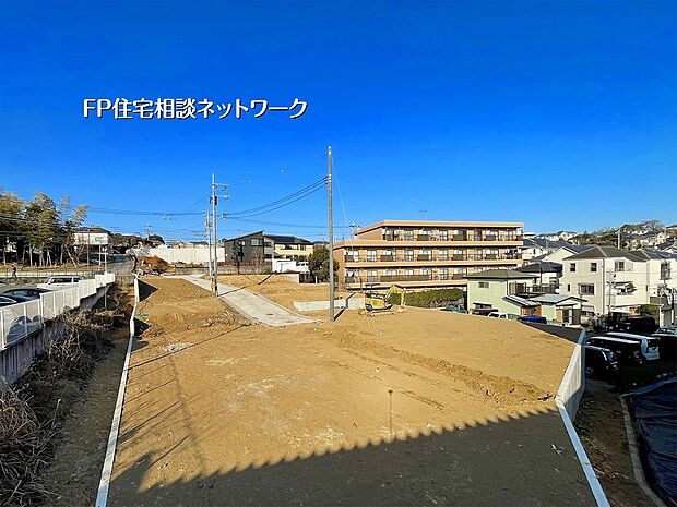 【現地外観写真】隣家との間隔に配慮した区画配置で圧迫感を抑えた環境。車2台駐車可能な4LDK、LDK20帖の広さを日常に活かせる住まいです