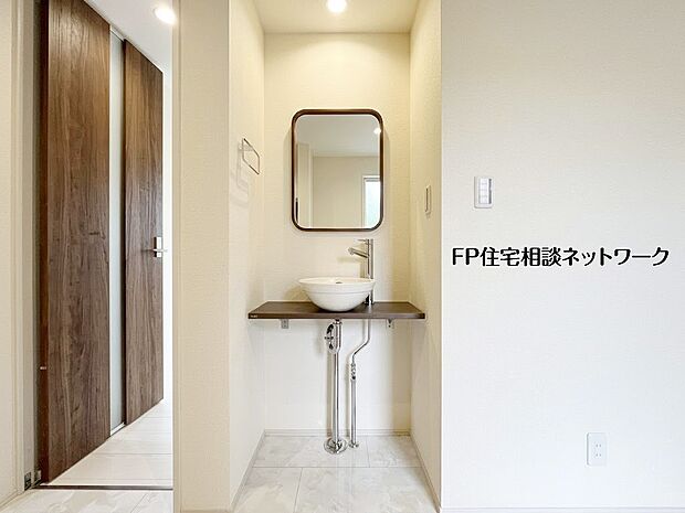 【玄関】【玄関ホール】  玄関ホールには来客時にも使いやすい手洗いスペースを設置。帰宅後すぐに手洗いができ、衛生面にも配慮された設計です。シンプルで落ち着いたデザインが空間にさりげないアクセントを添えます。