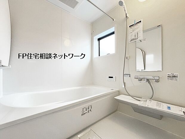 【浴室】【浴室】  窓付きで自然換気もしやすい浴室。ゆったり入浴できる浴槽に加え、シャワーやカウンターも備えた使いやすい設計です。毎日のバスタイムを快適に過ごせる空間となっています。