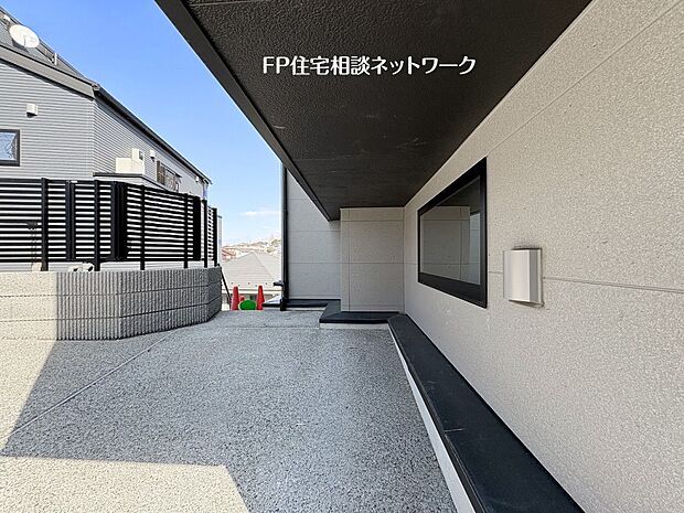 【その他現地】【軒下│自転車置場】 雨や日差しを遮る、広々とした軒下空間。外部からの視線を程よくカットしつつ、心地よい風と眺望を楽しめます。アウトドアリビングや趣味の場として、暮らしの可能性が広がる一台です。
