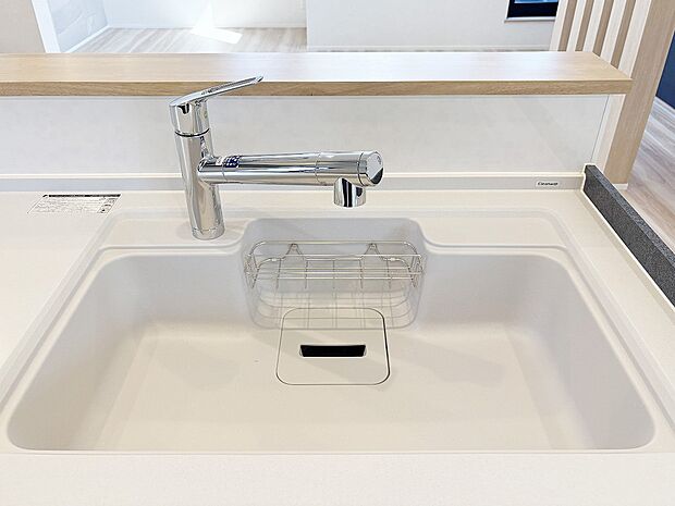 【ビルトイン浄水器】キッチンには浄水器を標準装備。水を飲むという場面以外にも料理で使用したり、野菜を洗う場合もキレイな水で洗いたいという人が増えてきています。