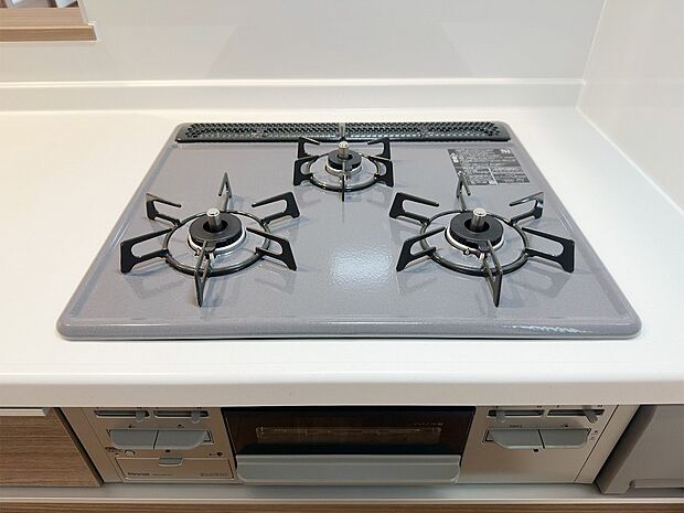 【3口ガスコンロ】慣れている方も多く、火力が目に見えるため、使いやすいという方も多い、3口のガスコンロ仕様です。