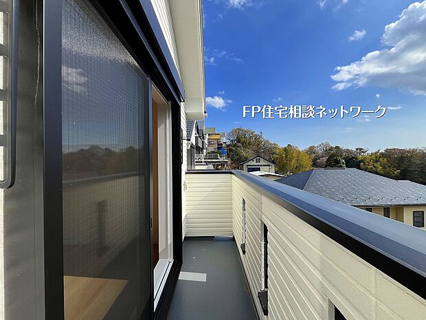 【バルコニー】抜けるような青空と遠くまで広がる景色が、日常を特別な時間に変えます。開放感あふれる空間をぜひ体験してください。