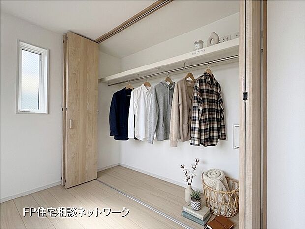 【収納】【クローゼット】 本画像はAIがCGで衣類・小物を作成しており、実際の現地に衣類・小物は設置されておりません。また、販売価格に衣類・小物等は含まれておりません。