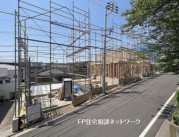 【前面道路含む現地写真】前面道路にゆとりがあり、開放感のある街並みが広がります。
