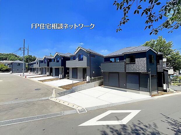 【その他】【類似外観同仕様】 施工例のため分譲中の建物とは外壁、屋根開口部等の形状・仕様が異なります。