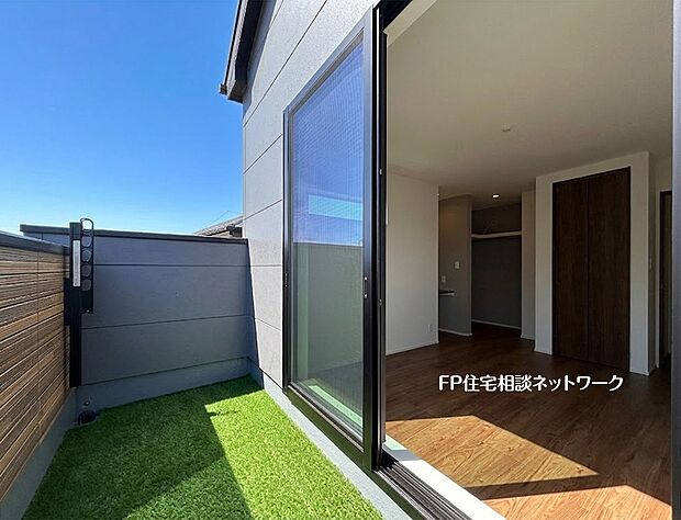 【現地外観写真】【バルコニー】 本画像はAIがCGで芝を作成しており、実際の現地に芝は設置されておりません。また、販売価格に芝等は含まれておりません。