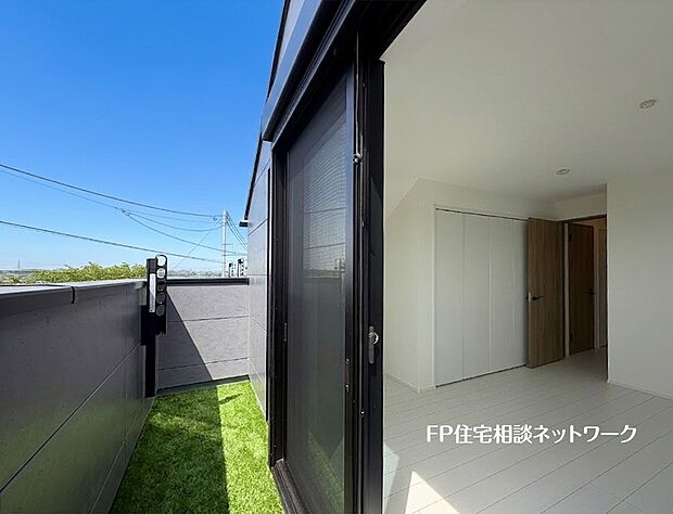 【バルコニー】本画像の人工芝パネルはCGの配置イメージです。販売価格に人工芝パネルは含まれず、付帯しません。