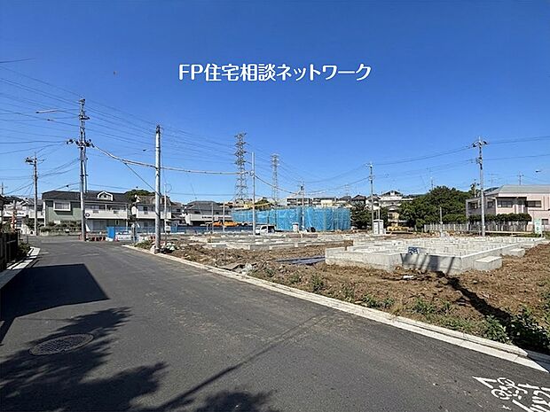 【現地外観写真】これから新しい家が建てられようとしている広々とした分譲地の風景です。