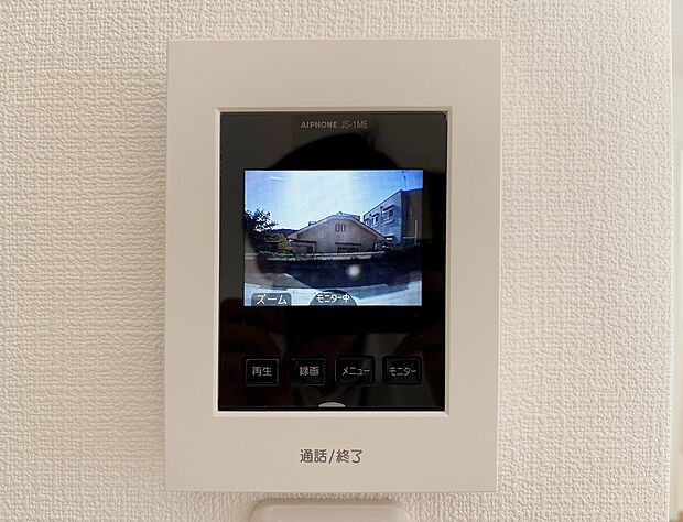 【TVモニター付きインターホン】モニター付インターホンが標準仕様です。不安になりがちな防犯面。目で確認できるからあんしんです。