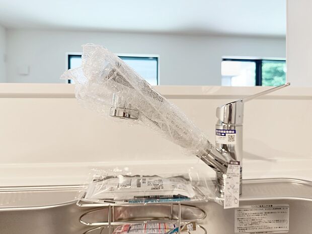 【浄水器一体型水栓】浄水と水道水を切り替えて使用できるスッキリとしたデザインの浄水器一体型水栓。ヘッドを引き出して使えるのでお料理はもちろんシンクの掃除が容易です。