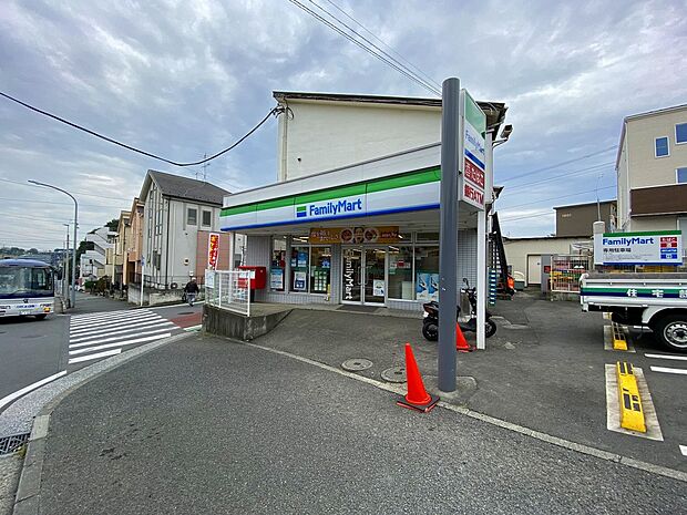 ファミリーマート竹山団地店(徒歩10分)