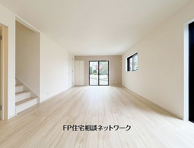 【リビング】【LDK│20帖】 家族がゆったり集える広々20帖のLDKを採用。開放感あふれる空間で、食事やくつろぎの時間を快適に楽しめます。家具の配置もしやすく、多彩な暮らし方に対応できる住まいです。
