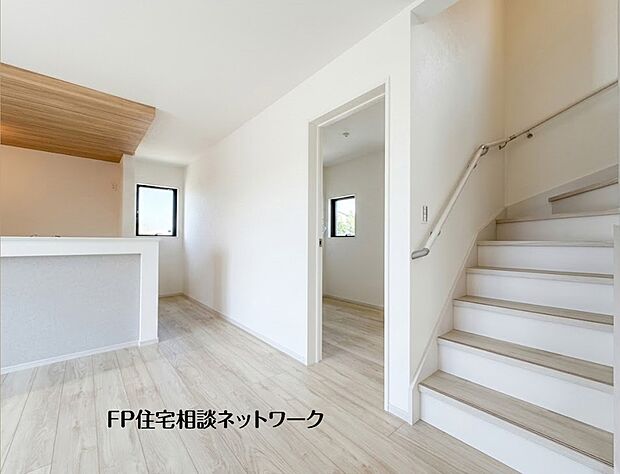 【リビング】【リビングイン階段】 リビングイン階段を採用し、家族が自然と顔を合わせる住まい。リビングから洗面脱衣室へスムーズに移動できる、毎日の暮らしや家事動線に配慮した間取りです。