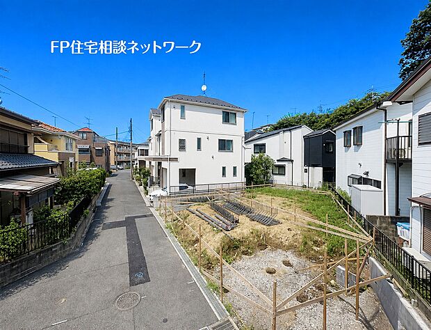 【前面道路含む現地写真】緑を望む穏やかな環境に、新しい住まいが誕生。車2台駐車可能。完成した街並みの中で、理想の暮らしを描いてみませんか。