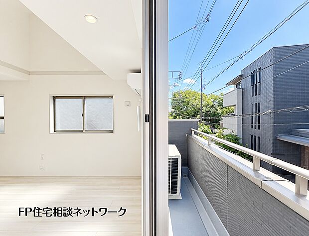 【バルコニー】【バルコニー│LDK】  大きな窓から自然光がたっぷりと差し込む明るい室内です。外にはバルコニーが続き、日々の洗濯物を干す際にも大変便利です。晴れた日には青空を眺め、心地よい風を感じてリラックスできま