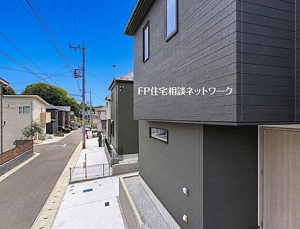 【前面道路含む現地写真】【現地写真】  黒とグレーを基調とした、モダンな外観デザイン。周囲の景観に馴染みつつ、存在感があります。街並みに溶け込む、落ち着いた雰囲気が魅力です。