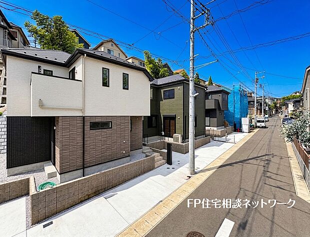 【前面道路含む現地写真】【現地写真】  白、ブラウン、黒を基調とした、スタイリッシュな外観。3色のサイディングが織りなすデザインが、モダンな印象を与えます。青空に映える、存在感のある一棟です。