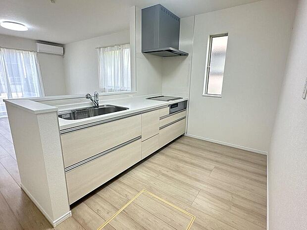 完成施工例
キッチンは対面式となっており、開放感かつリビングと一体感のある仕様でございます♪家族のコミュニケーションが絶えない、そんな空間を創り出していますね。調理スペースも広く使い勝手がいいです。