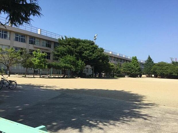 中田小学校まで500m　徒歩7分　広い校庭を備え、のびのびと体を動かせる環境が整った教育施設。日々の学校生活を安心して過ごせる環境が魅力です。