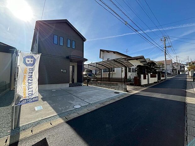 現地（2月）撮影
周辺に高い建物が少なく、外観からも開放感を感じられる住まいです。