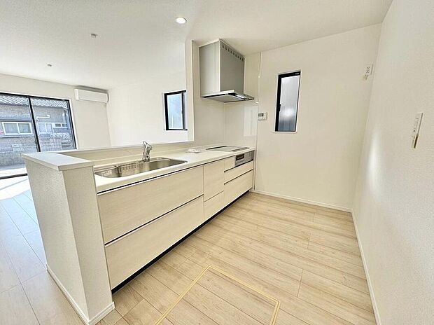 完成施工例
キッチンは対面式となっており、開放感かつリビングと一体感のある仕様でございます♪家族のコミュニケーションが絶えない、そんな空間を創り出していますね。調理スペースも広く使い勝手がいいです。