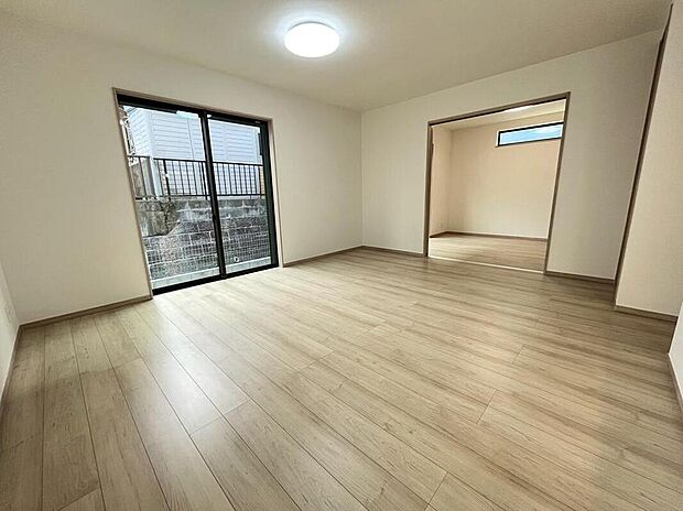 A号棟撮影
落ち着いた色合い、ナチュラルなデザインのリビングです。家具の配置がしやすい形で、窓からは柔らかい光が差し込み日当たり・通風良好です♪のびのびと過ごせそうな空間です。