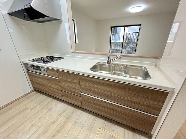 A号棟撮影
キッチンは対面式となっており、開放感かつリビングと一体感のある仕様でございます♪家族のコミュニケーションが絶えない、そんな空間を創り出していますね。調理スペースも広く使い勝手がいいです。