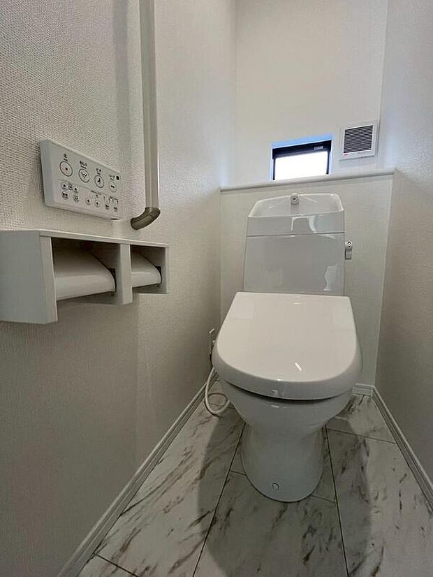 【トイレ】B号棟撮影
快適な生活を送るための必須アイテムとなった洗浄機能付トイレ。おしり洗浄、ビデ洗浄、暖房便座の3つの機能を標準装備しています♪